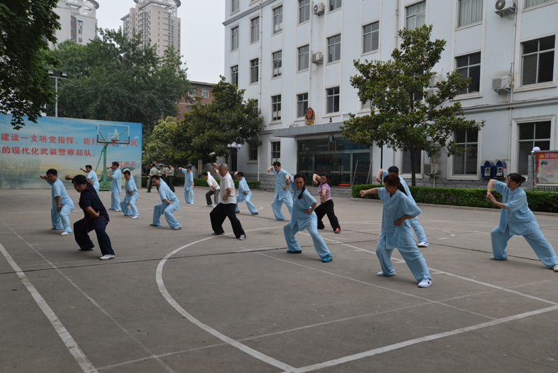 聘請(qǐng)陳式太極拳知名教練教學(xué)，開展太極拳興趣小組活動(dòng)。