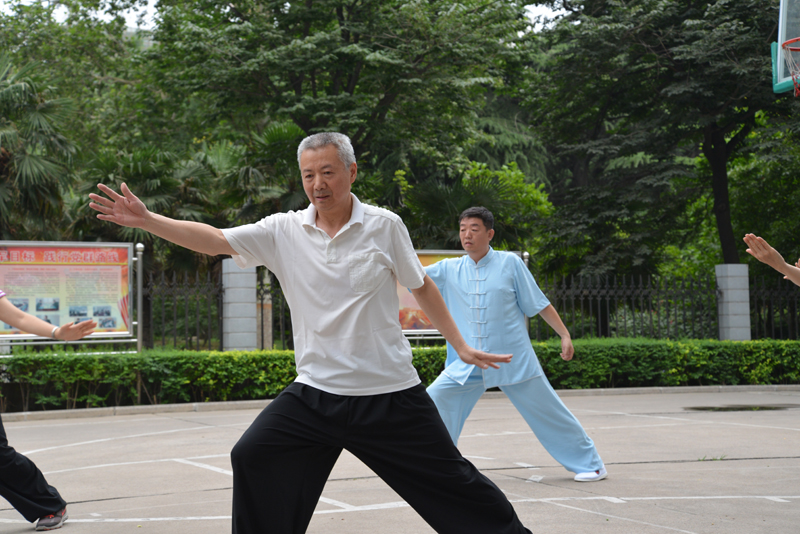 聘請(qǐng)陳式太極拳知名教練教學(xué)，開展太極拳興趣小組活動(dòng)。