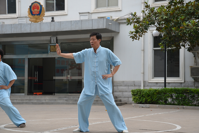 聘請(qǐng)陳式太極拳知名教練教學(xué)，開展太極拳興趣小組活動(dòng)。