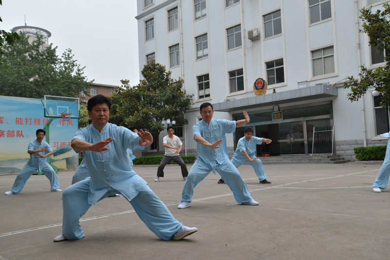聘請(qǐng)陳式太極拳知名教練教學(xué)，開展太極拳興趣小組活動(dòng)。