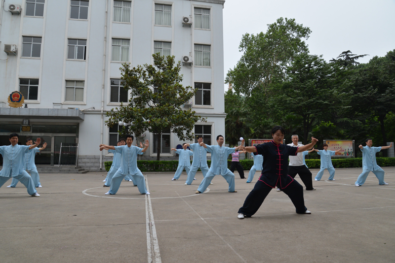聘請(qǐng)陳式太極拳知名教練教學(xué)，開展太極拳興趣小組活動(dòng)。