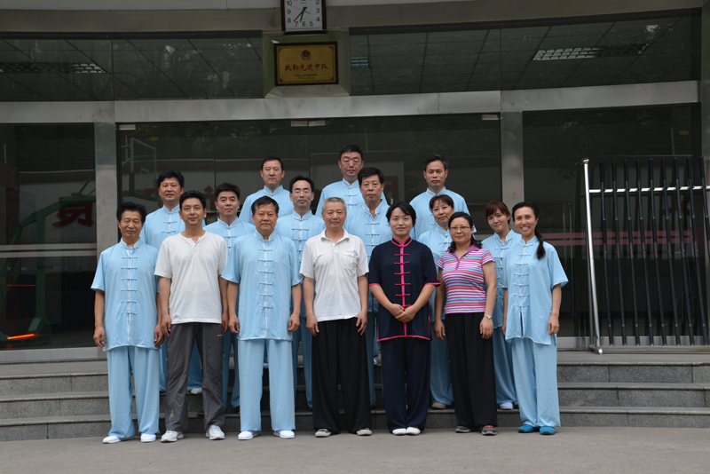 聘請(qǐng)陳式太極拳知名教練教學(xué)，開展太極拳興趣小組活動(dòng)。