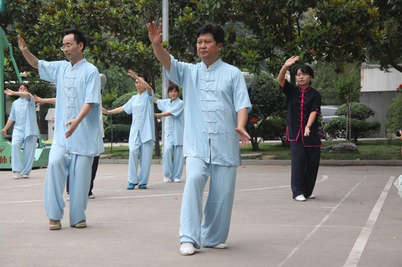 聘請(qǐng)陳式太極拳知名教練教學(xué)，開展太極拳興趣小組活動(dòng)。